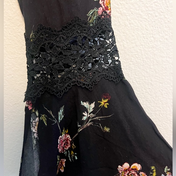 ASTR The Label Floral bell sleeve mini dress in black. Size Small. - Picture 4 of 5